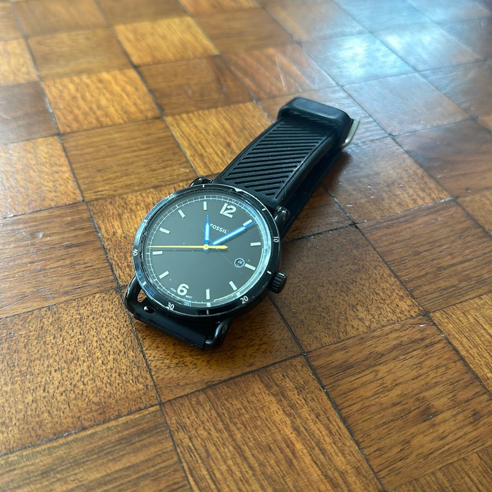 Fossil The Commuter Black watch with rubber belt closure